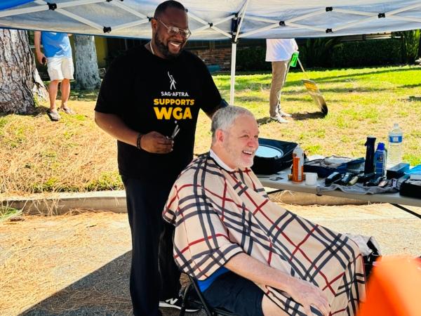 Anthony Bertram volunteers his skills as a barber and offers free haircuts to union members at the “National Day of Solidarity” rally outside Disney Studios in Burbank, Calif., on Aug. 22, 2023. (Jill McLaughlin/The Epoch Times)