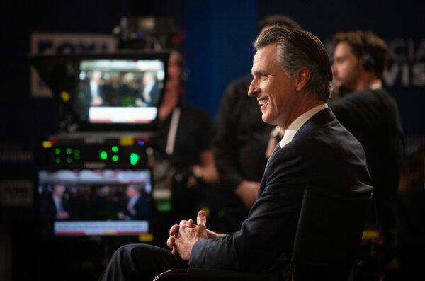 California Governor Gavin Newsom speaks with Fox News host Sean Hannity and shortly after the GOP debates at the Ronald Reagan Presidential Library in Simi Valley, Calif., on Sept. 27, 2023. (John Fredricks/The Epoch Times)