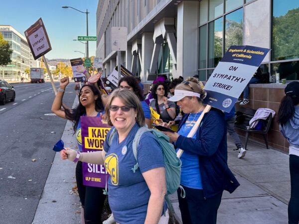 Kaiser Permanente employees walk a picket line outside the nonprofit health care coalition’s hospital in Oakland, Calif., on Oct. 4, 2023. (Jill McLaughlin/The Epoch Times)