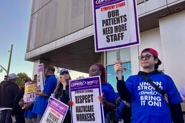 Kaiser Permanente employees walk a picket line outside the nonprofit health care coalition’s hospital in Oakland, Calif., on Oct. 4, 2023. (Jill McLaughlin/The Epoch Times)