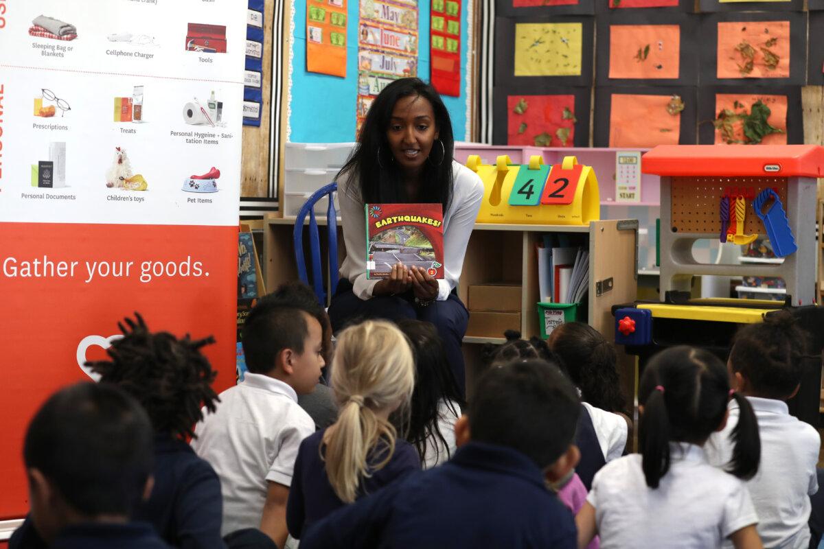 A teacher at Rosa Parks Elementary School reads students a book about earthquakes in San Francisco on Oct. 17, 2019. (Justin Sullivan/Getty Images)