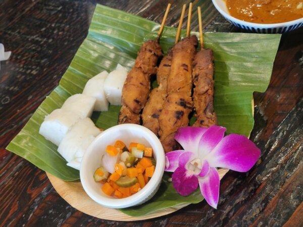 Indonesian chicken satay served by the vendor Dapoer Ngebul at a pop-up event in San Francisco on Oct. 14, 2023. (Jason Blair/The Epoch Times)