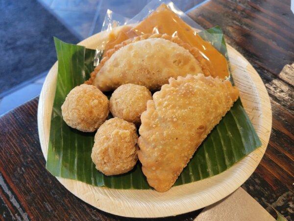 Indonesian fried meatballs and pastels served by the vendor Dapoer Ngebul at a pop-up event in San Francisco on Oct. 14, 2023. (Jason Blair/The Epoch Times)