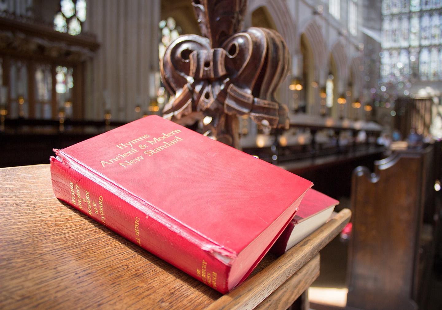 New Standard edition of "Hymns Ancient & Modern." (<a href="https://commons.wikimedia.org/wiki/File:Bathabbey-5.jpg">V4nco</a>/<a href="https://creativecommons.org/licenses/by-sa/4.0/deed.en">CC BY-SA 4.0 DEED</a>)