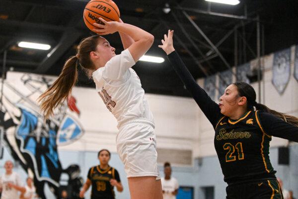 Freshman Eden Hoff (44) plays for the JSerra Catholic High School’s girls’ basketball team in a recent game. (Courtesy of Dylan Stewart)