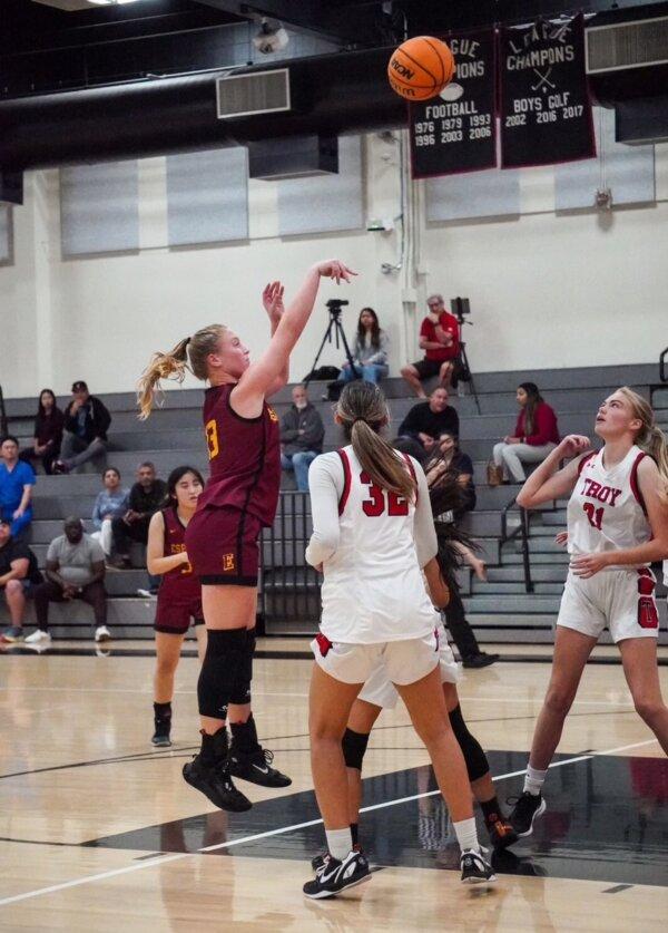 Esperanza High School senior Bailey Frazier (13) plays in a recent basketball game. (Courtesy of Hope Goddard)