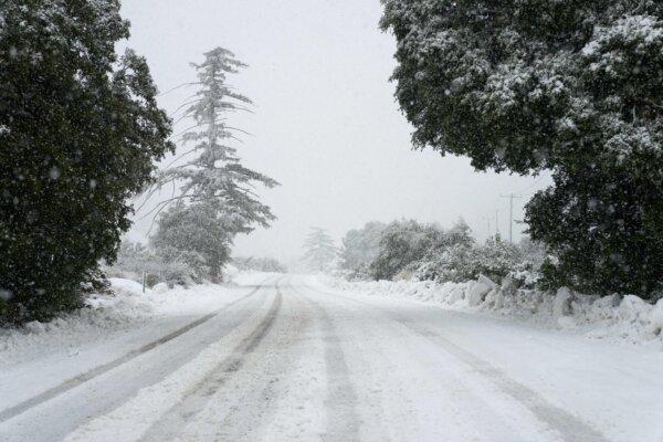 Heavy snow falls on Mt. Baldy Road in the town of Mount Baldy, Calif., on Feb. 24, 2023. (Allison Dinner/AFP via Getty Images)