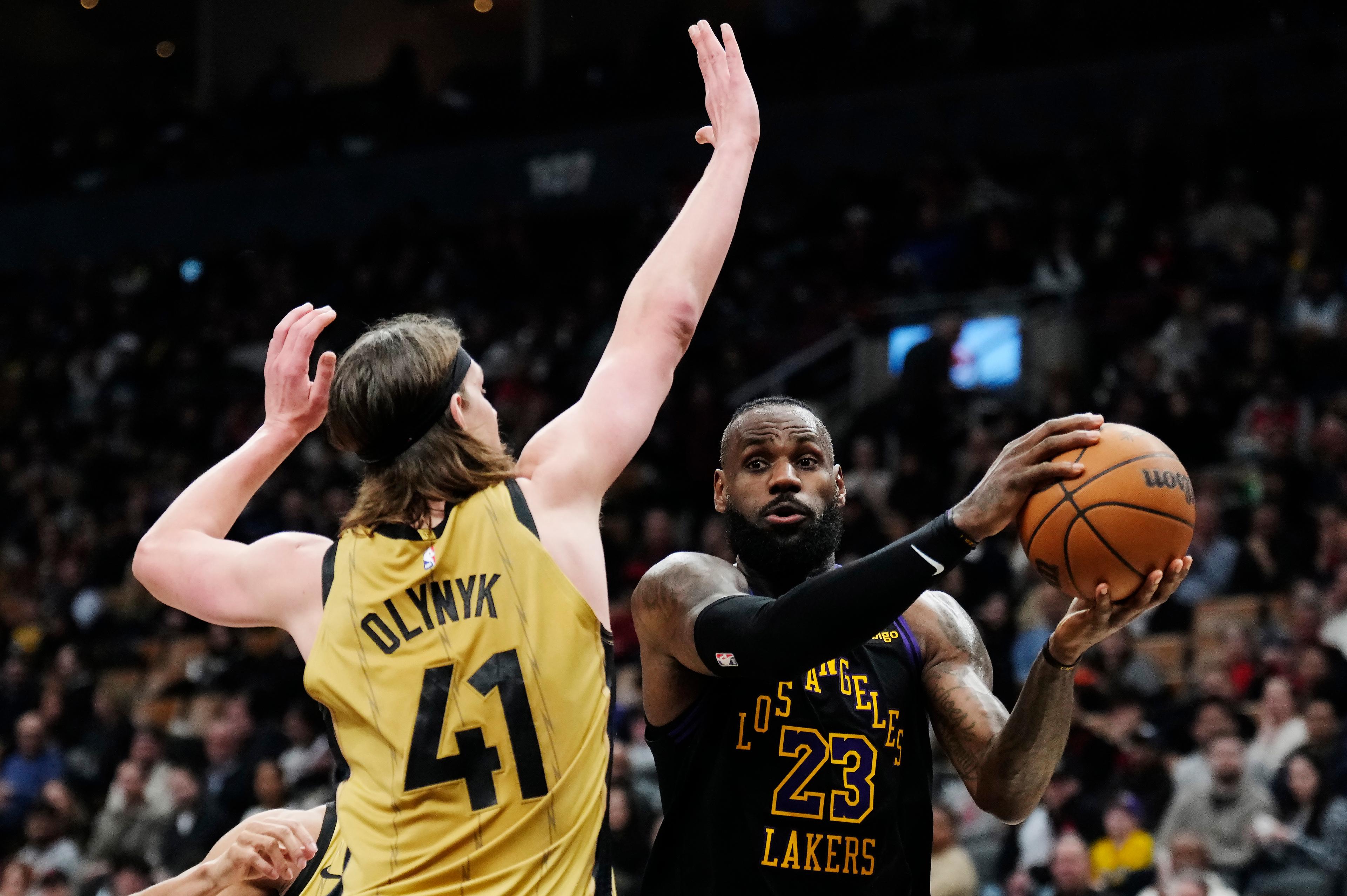 James, Davis Get Late Breathers as Lakers Cruise Past Skidding Raptors
