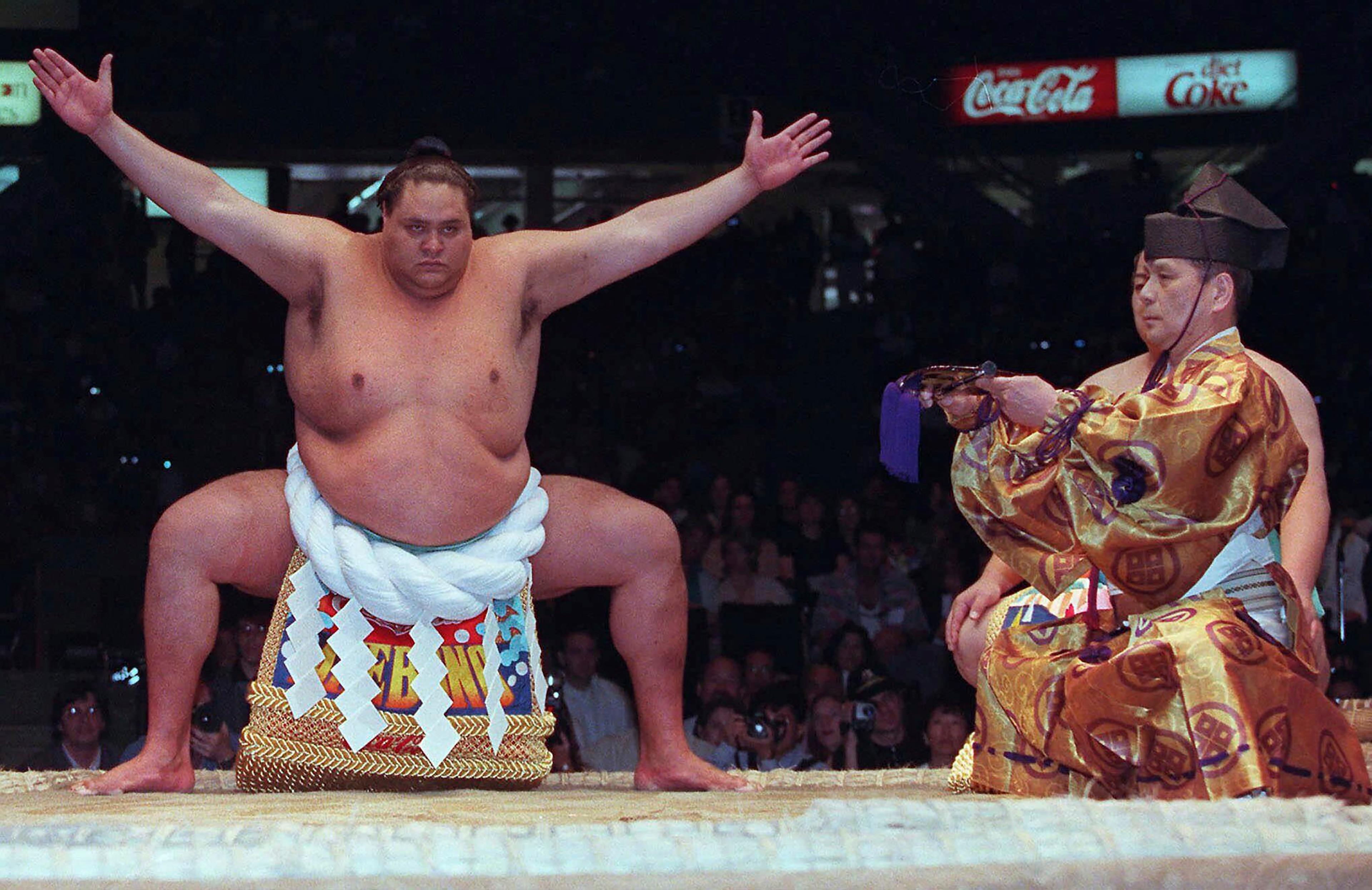 Hawaii-Born Sumo Champion Akebono Dies in Japan