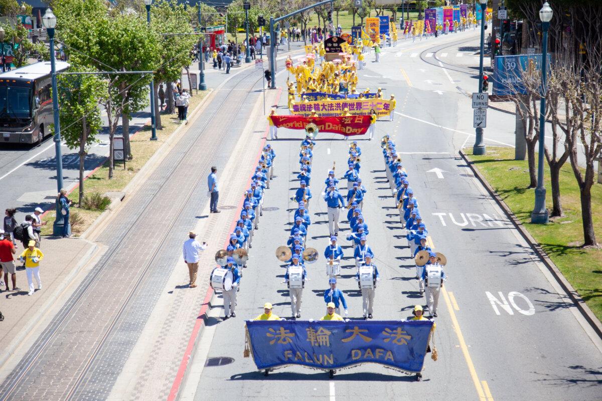 The Tian Guo Marching Band leads the parade in San Francisco on May 11, 2024. (Lear Zhou/The Epoch Times)