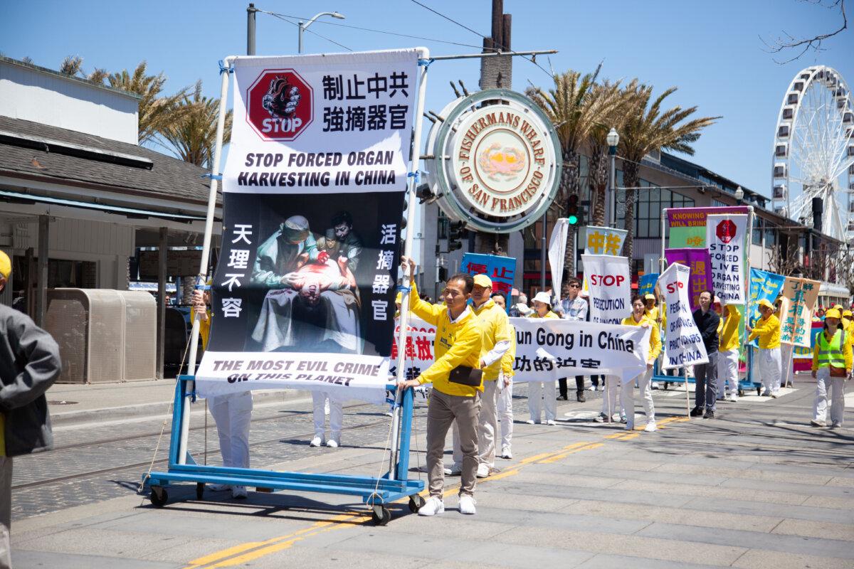 Banners calling for the stop of organ harvesting in China are part of the parade in San Francisco on May 11, 2024. (Lear Zhou/The Epoch Times)