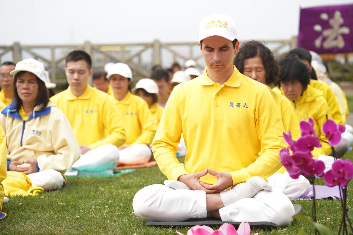 Hundreds meditate for the 25th celebration of Falun Dafa Day in Santa Monica, Calif., on May 12, 2024. (Debora Cheng/The Epoch Times)