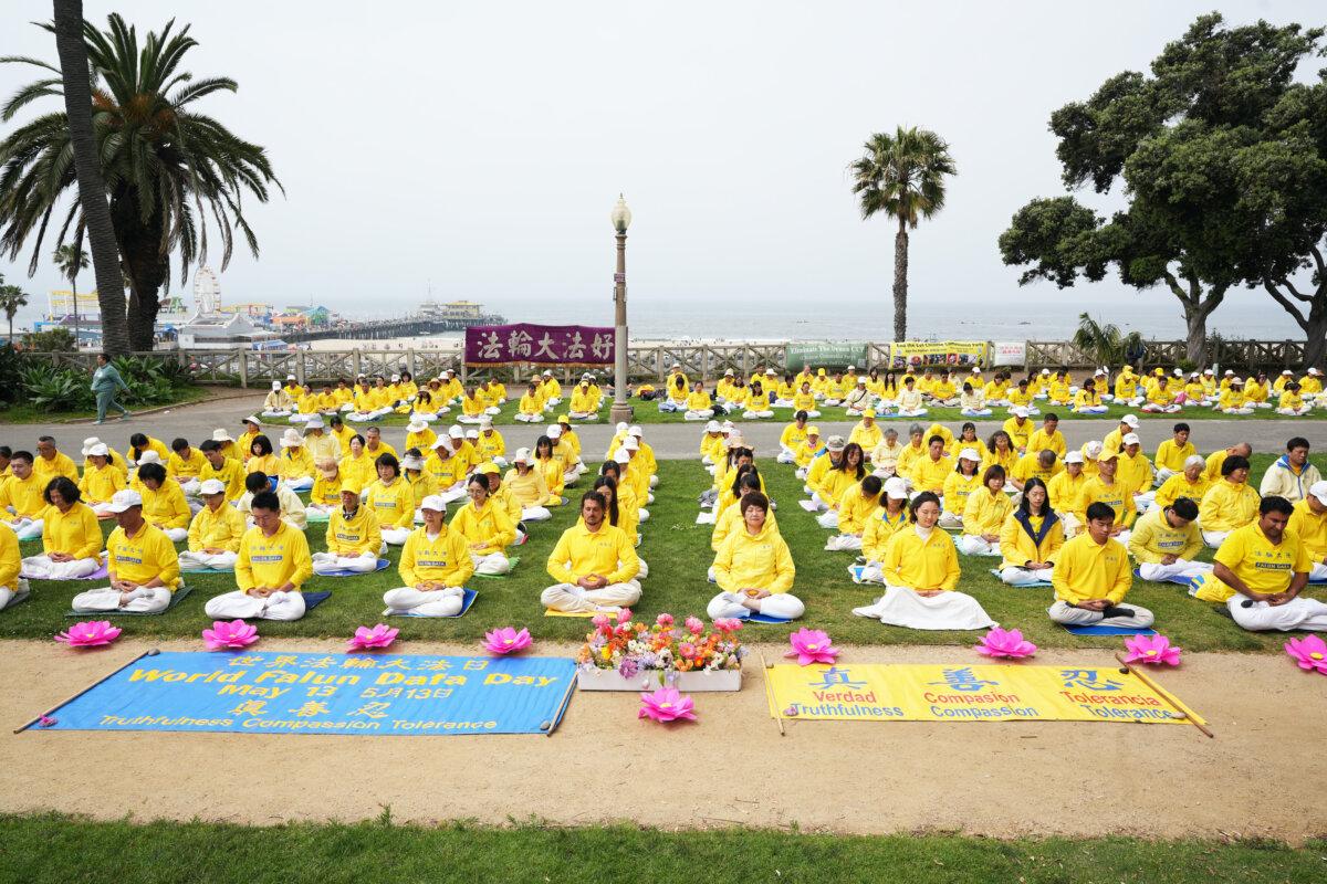 Hundreds meditate for the 25th celebration of Falun Dafa Day in Santa Monica, Calif., on May 12, 2024. (Debora Cheng/The Epoch Times)