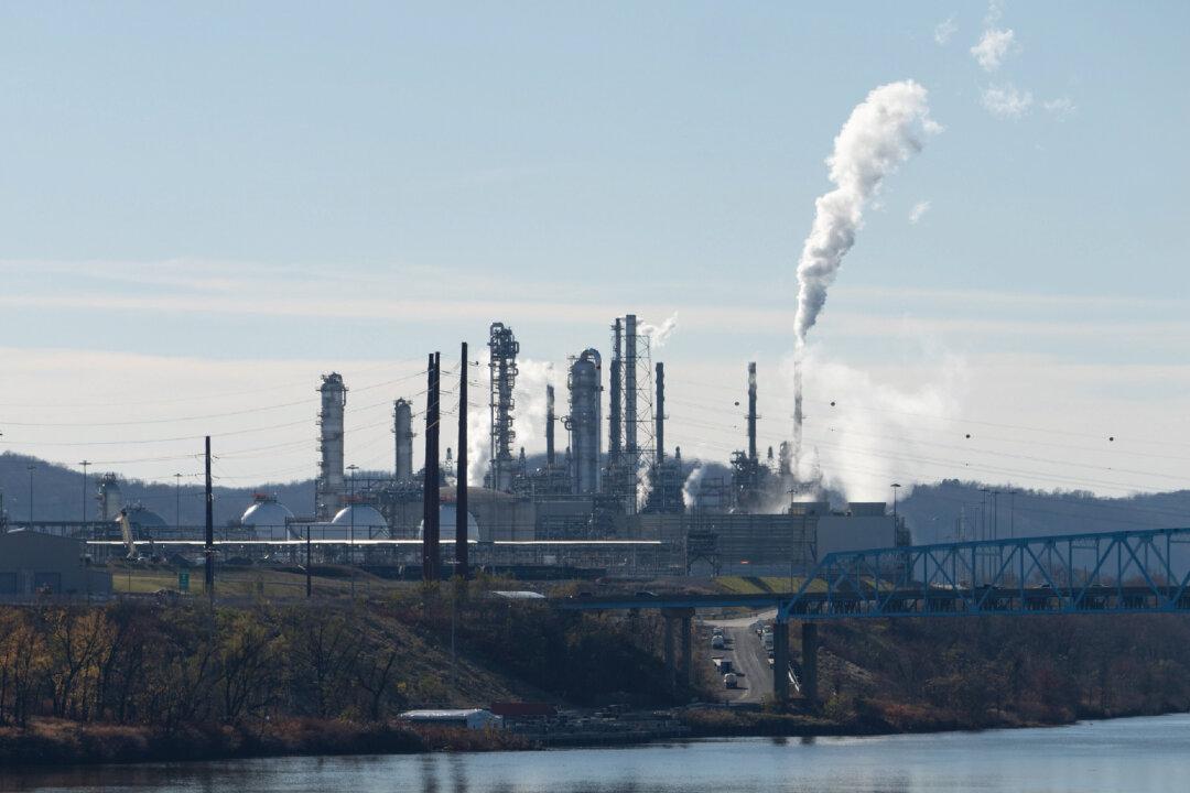 The Shell Pennsylvania Petrochemicals Complex makes plastic from “cracking” natural gas in Beaver County, near Pittsburgh, PA. (Mark Dixon/Flickr)