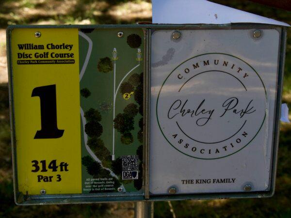 Signage on the first tee of the disc golf course at William Chorley Park in Sacramento on May 30, 2024. (Travis Gillmore/The Epoch Times)