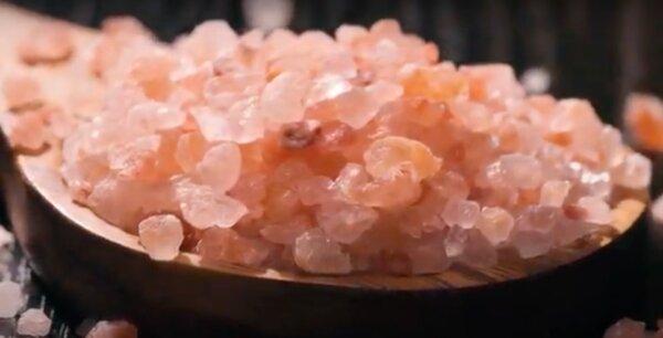 Pink Himalayan salt. (Helen Billings/The Epoch Times)