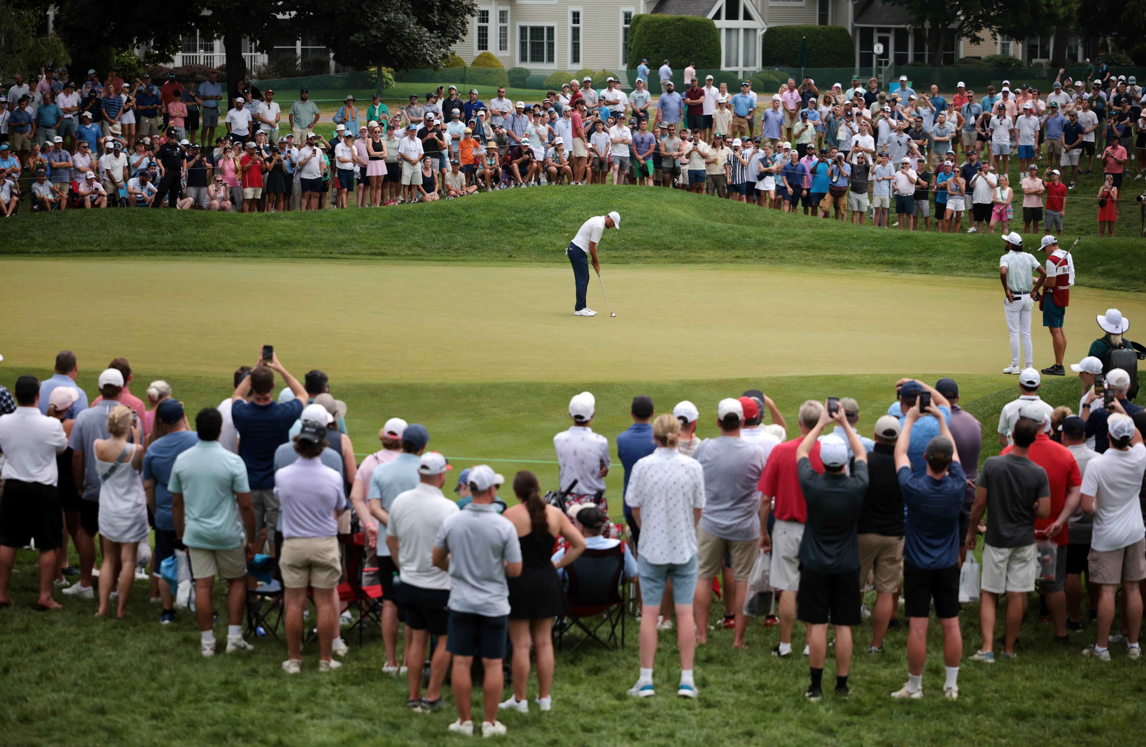 Tom Kim Clings to a 1-shot Lead Over Scheffler and Bhatia in Rain-Delayed Travelers