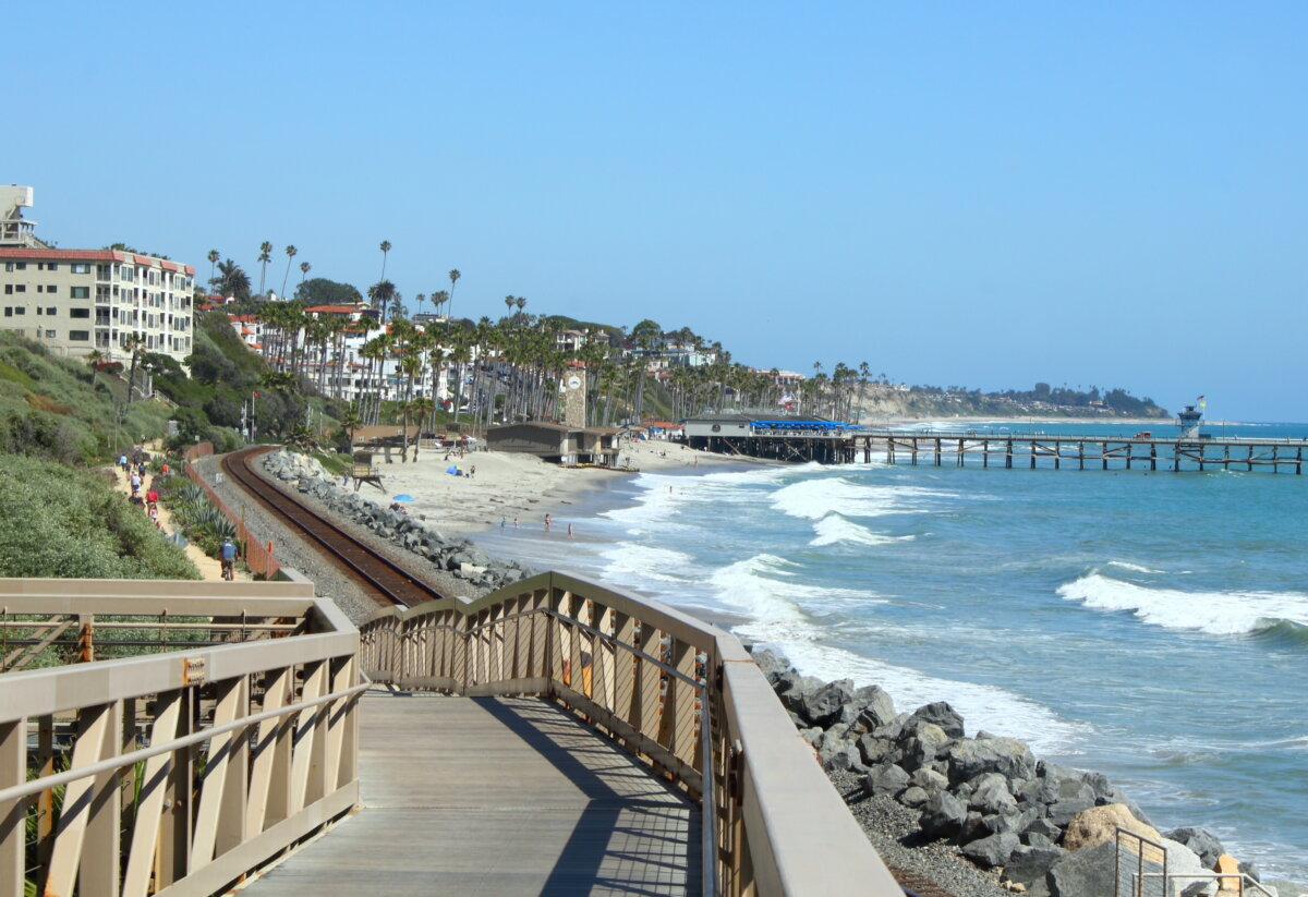 Footbridge along the ocean trail near San Clemente pier. (Wayne Via/Shutterstock)