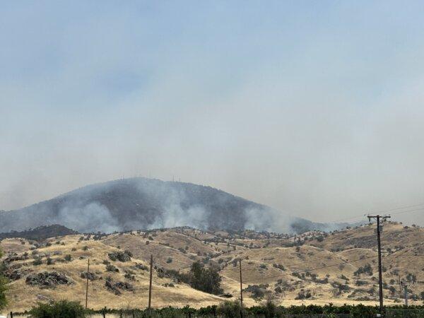Smoke from the Flash fire obscures Bear Mountain in Yokuts Valley, California, on June 26, 2024. (Summer Lane/The Epoch Times)