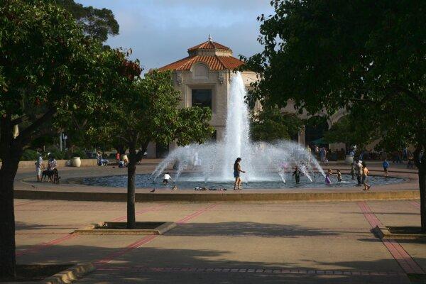 Visitors wade in the fountain in front of the Reuben H. Fleet Space Musuem at Balboa Park in San Diego on Aug. 2, 2008. (Stephen Dunn/Getty Images)