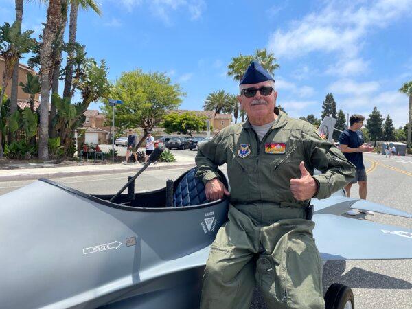 U.S. Air Force Master Sgt. Peter Gutierrez participates in the Independence Day Parade in Huntington Beach, Calif., on July 4, 2024. (Sophie Li/The Epoch Times)