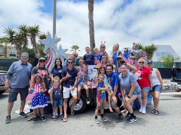 Pastor Drew Ross (L) from the Christ Lutheran Church and School participates in the Independence Day Parade in Huntington Beach, Calif., on July 4, 2024. (Sophie Li/The Epoch Times)