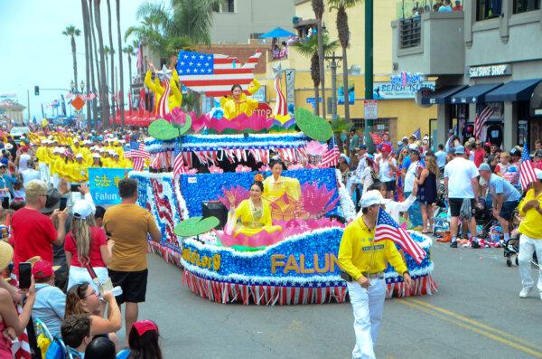 Falun Dafa float appears in the 120th Fourth of July Parade in Huntington Beach, Calif., on July 4, 2024. (Alex Lee/The Epoch Times)