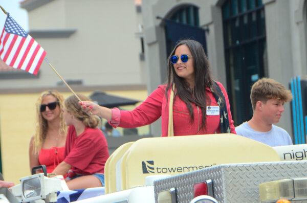 Huntington Beach Mayor Gracey Van Der Mark participates in the Independence Day Parade in Huntington Beach, Calif., on July 4, 2024. (Alex Lee/The Epoch Times)