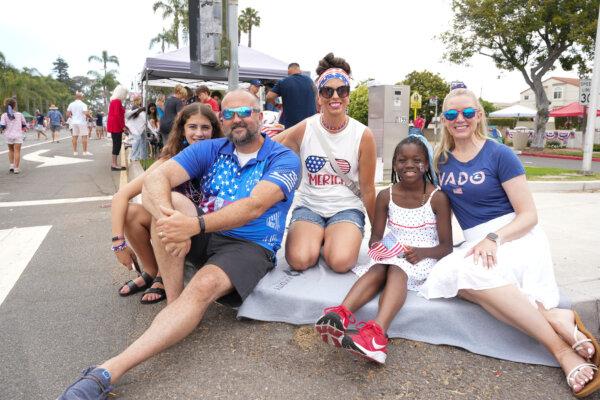 Andrea Kennedy (R) and her family celebrate Independence Day in Coronado, Calif., on July 4, 2024. (Jane Yang/The Epoch Times)