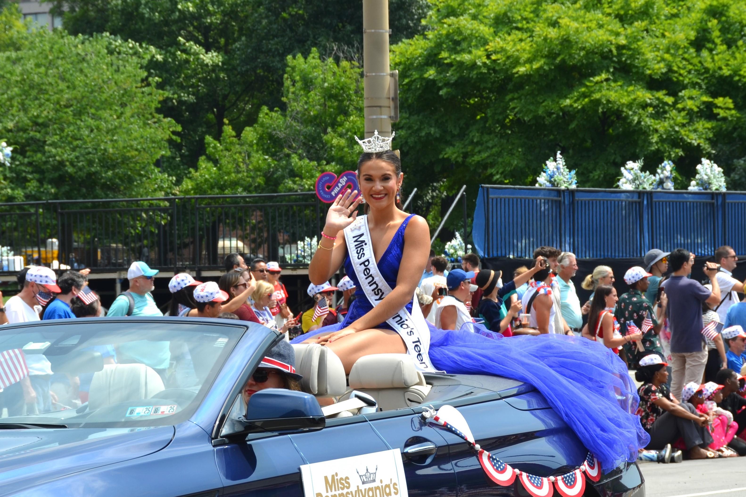 Arianna Spurlin, Miss Pennsylvania's Teen 2024, attends Philadelphia’s Independence Day Parade on July 4, 2024. (Frank Liang/The Epoch Times)