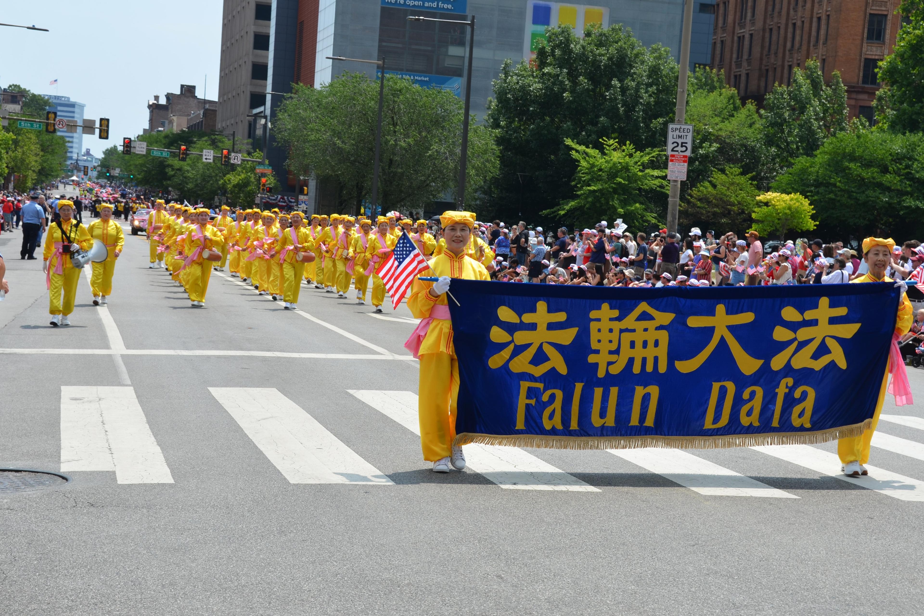 The New York Falun Dafa Waist Drum Team attends Philadelphia’s Independence Day Parade on July 4, 2024. (Frank Liang/The Epoch Times)