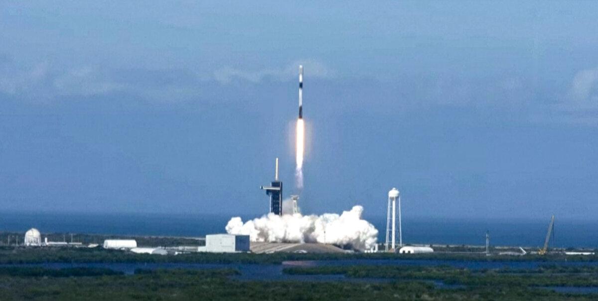 A Falcon 9 rocket carrying a batch of 49 Starlink satellites launched at Kennedy Space Center in Cape Canaveral, Fla., on Jan. 3, 2022. (SpaceX via AP/Screenshot via The Epoch Times)