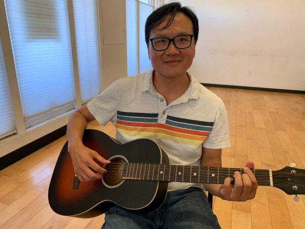 Kuang Lee rehearsing for his show “Gags” in Berkeley, Calif., on June 28, 2024. (Helen Billings/The Epoch Times)