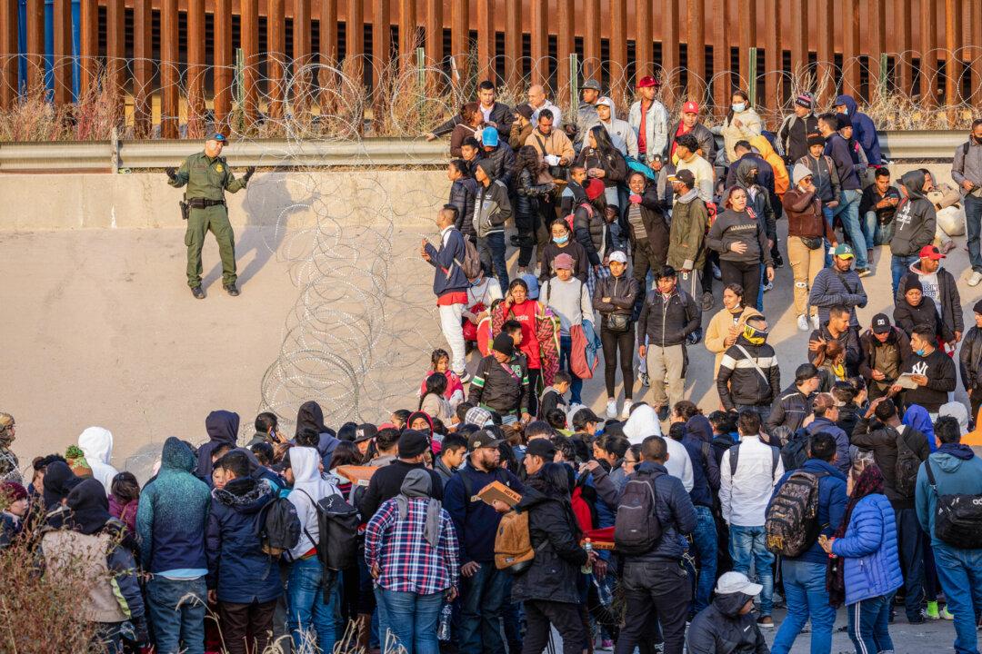 A U.S. Border Patrol agent speaks to illegal immigrants in El Paso, Texas, on Dec. 20, 2022. (John Moore/Getty Images)