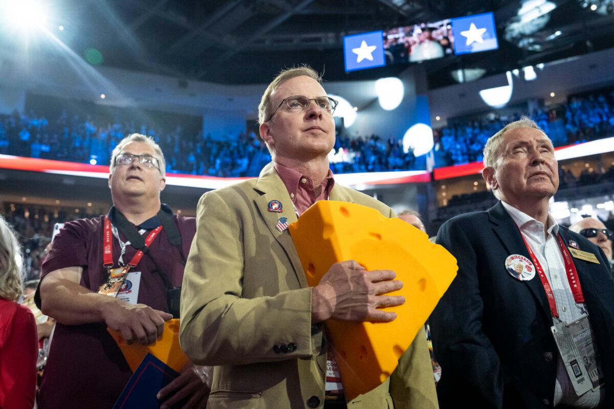 Wisconsin delegates wear cheese hats during the last day of the Republican National Convention (RNC) in Milwaukee, Wis., on July 18, 2024. (Madalina Vasiliu/The Epoch Times)