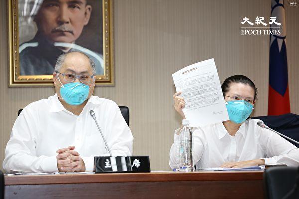 Lee Ming-che and his wife, Lee Ching-yu, at a press conference in Taiwan on May 10, 2022. Lee said he was forced to produce goods such as shoes, handbags, and backpacks daily at a Chinese prison. (Lin Shijie/The Epoch Times)