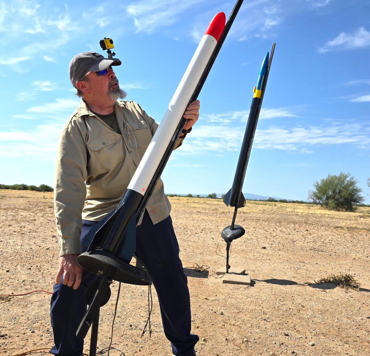 SARA treasurer Jeff Black gets a high-powered rocket ready during a monthly club launch in Marana, Ariz., on July 14, 2024. Below, his project takes to flight. (Allan Stein/The Epoch Times)