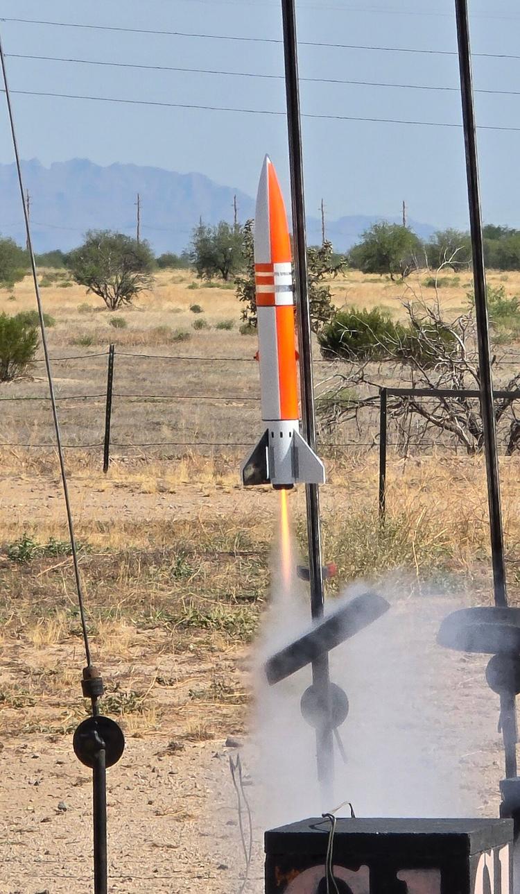 High-powered rockets, above and below, lift off during a monthly SARA club launch in southern Arizona on July 14, 2024. (Allan Stein/The Epoch Times)