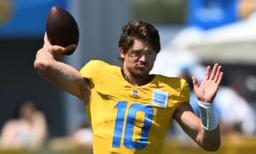 Chargers Quarterback Herbert to Miss at Least Two Weeks With Foot Injury