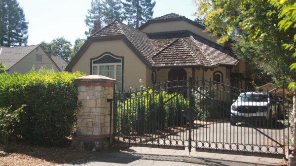 A house in Atherton, Calif., on Aug. 8, 2024. (Dylan Morgan/The Epoch Times)