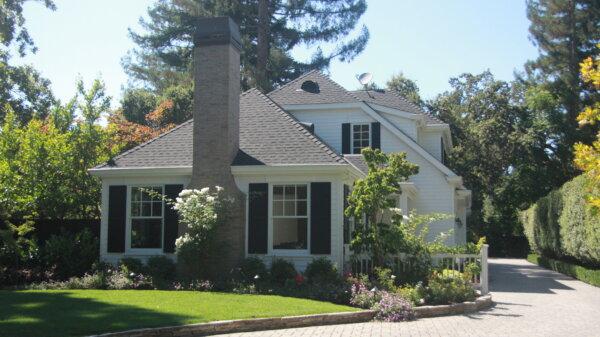 One of the few Atherton houses without gates, on Aug. 8, 2024. (Dylan Morgan/The Epoch Times)