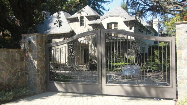 A gated-off Atherton house on Aug. 8, 2024. (Dylan Morgan/The Epoch Times)