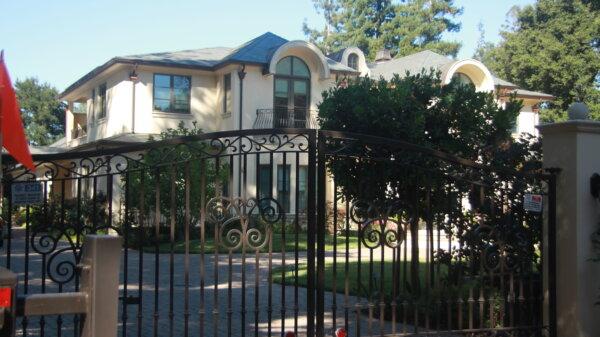 A house in Atherton, Calif., on Aug. 8, 2024. (Dylan Morgan/The Epoch Times)