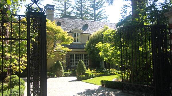 A house in Atherton, Calif., on Aug. 8, 2024. (Dylan Morgan/The Epoch Times)