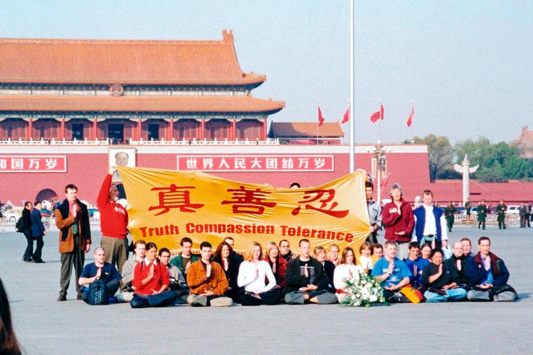 Falun Gong practitioners from 12 countries peacefully appeal for an end to the persecution and torture of their Chinese counterparts, on Tiananmen Square in 2001. (Minghui.org)