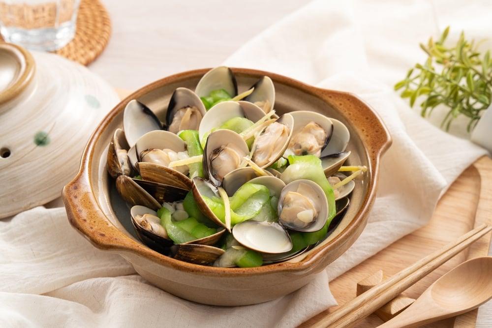 Steamed sponge gourd with clams. (YamisHandmade/Shutterstock)