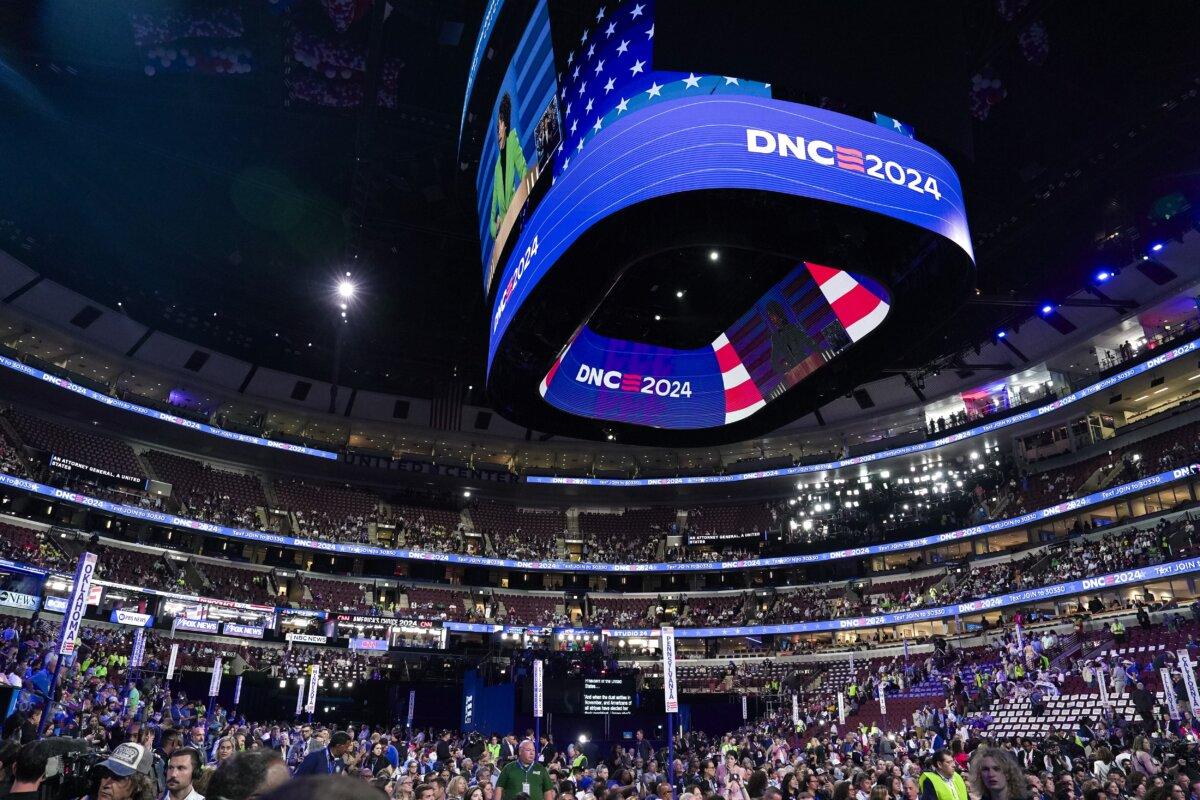 Delegates on the arena floor at the United Center on the first day of the Democratic National Convention in Chicago on Aug. 19, 2024. (Madalina Vasiliu/The Epoch Times)