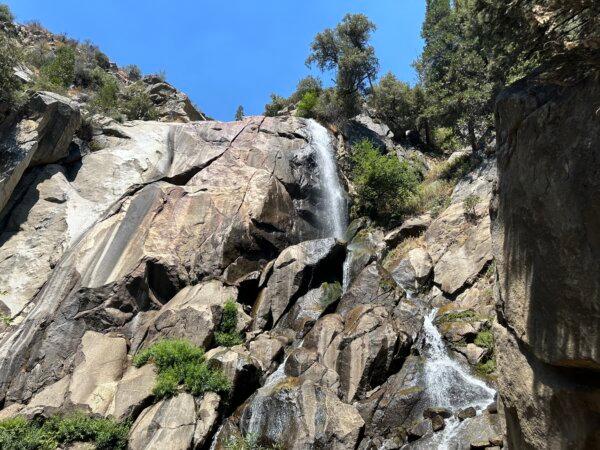 Grizzly Falls reaches heights of 80 feet near Cedar Grove in Kings Canyon, Calif., on Aug. 17, 2024. (Summer Lane/The Epoch Times)