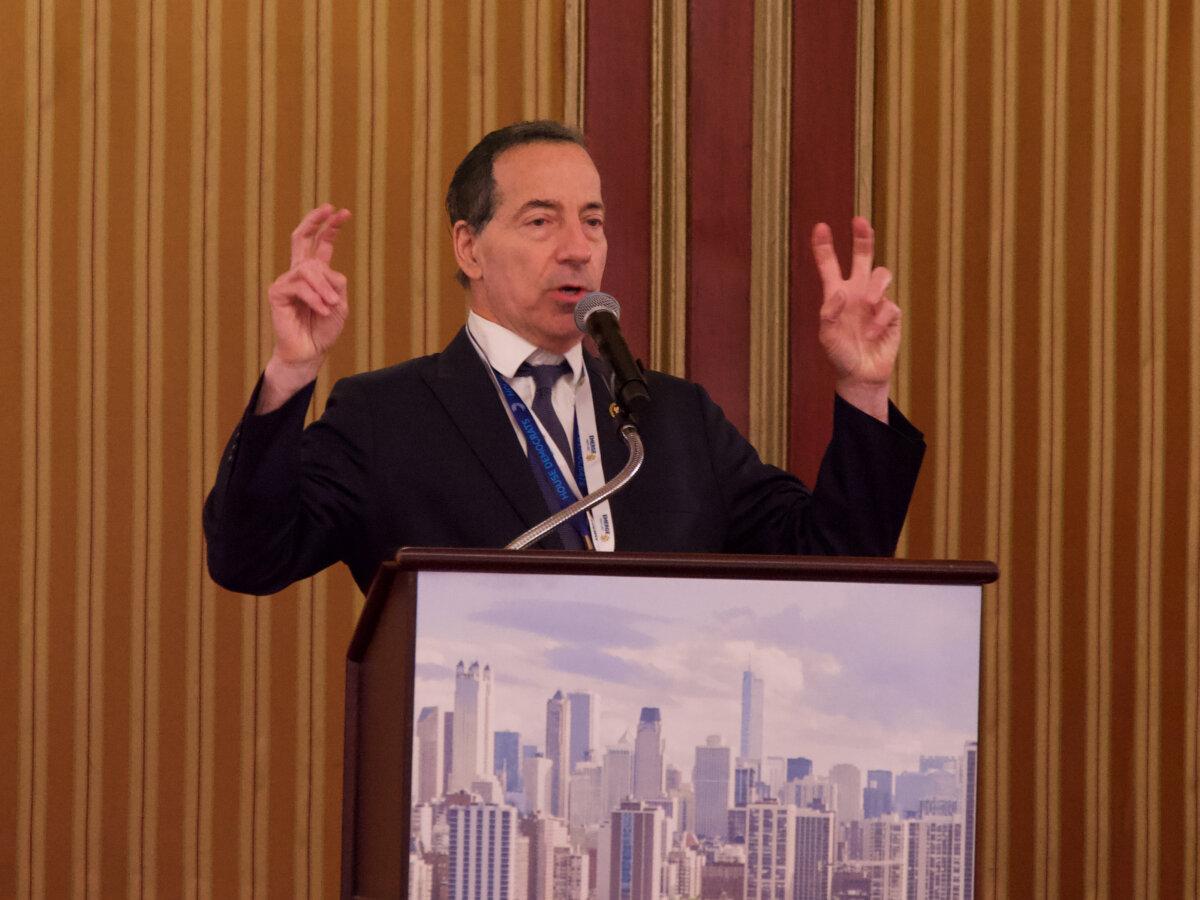 Rep. Jamie Raskin (D-Md.) addresses a breakfast meeting for Pennsylvania delegates in Chicago on Aug. 21, 2024. (Travis Gillmore/The Epoch Times)