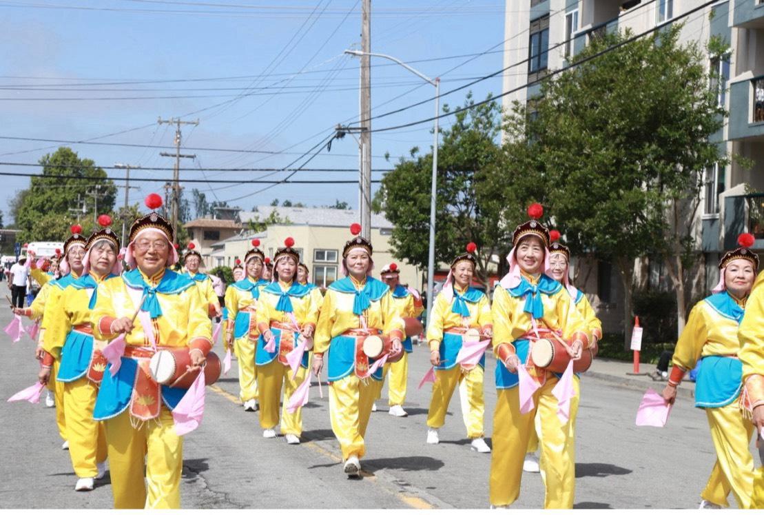 On June 1, Falun Gong practitioners were invited to join the Cherry Blossom Festival Grand Parade in the San Francisco Bay Area. The photo shows 77-year-old Yang (far right, front row) performing traditional Chinese folk art—waist drumming (yaogu)—with the Falun Gong drum team. (The Epoch Times)